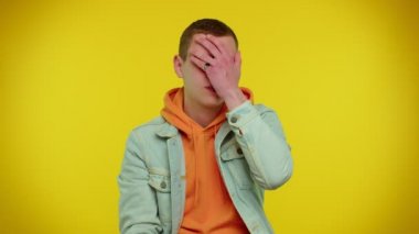 Üzgün genç adam yüz hareketi yapıyor, sıkılıyor, hayal kırıklığına uğruyor, kötü haber.