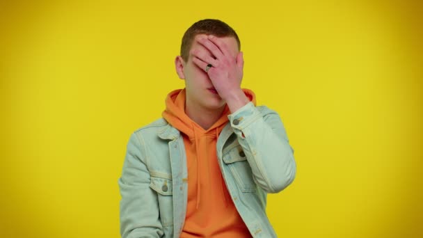 Zdenerwowany nastolatek stylowy człowiek co twarz dłoń gest, uczucie znudzony, rozczarowany w wyniku, złe wieści — Wideo stockowe