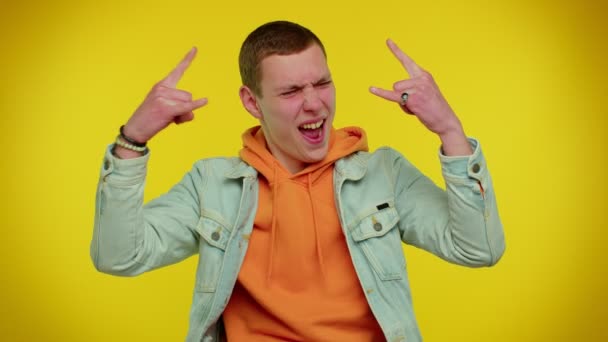 Dolblij tiener man tonen rock n roll gebaar door de handen, cool teken, schreeuwen ja met gek gezicht — Stockvideo
