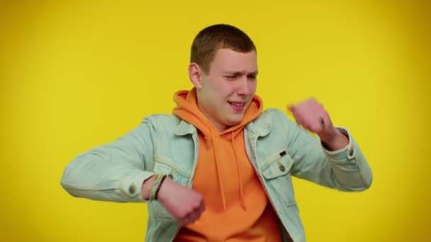 Trendy vrolijke man dansen en bewegen naar ritme, dabbing het verhogen van de handen, het maken van dubdance gebaar — Stockvideo