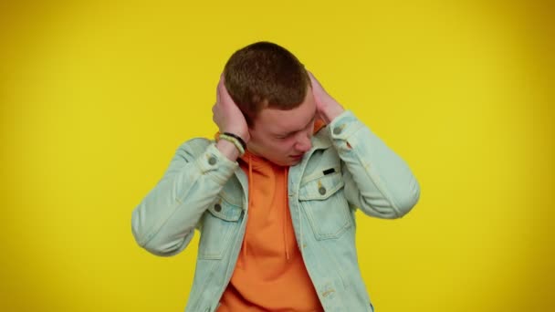 Hombre irritado frustrado cubriendo oídos, evitando consejos ignorando ruidos desagradables voces fuertes — Vídeo de stock