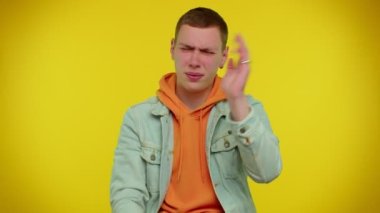 Yorgun, yakışıklı, uykulu adam esniyor, tembellik ediyor uykusuzluktan ağzı açık gezmekten sıkılıyor.