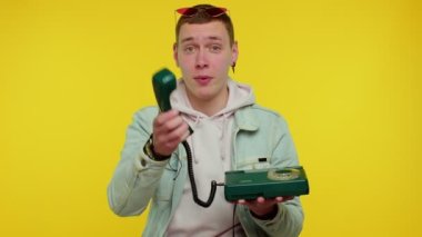 Neşeli ergen sekreter 80 'lerin telli vintage telefonundan konuşuyor.