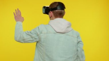 Sanal gerçeklik teknolojisi kullanan adam 3D video oyunu canlandırmak için VR kulaklık kullanıyor.
