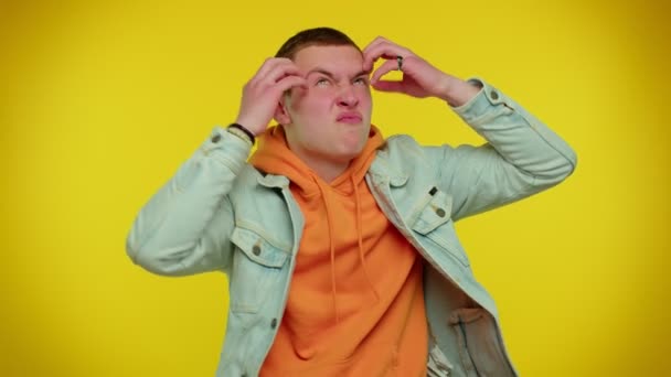 Un om nebun în jachetă cu hanorac care demonstrează limba prostindu-se, făcând feţe stupide, nebunie — Videoclip de stoc