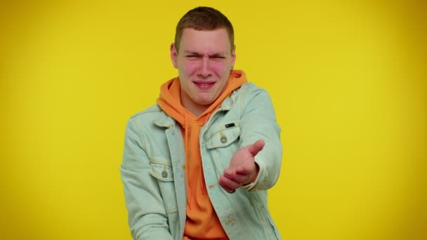 Zdenerwowany mężczyzna płacze, podnosząc ręce w oburzonym wyrazie pytając, dlaczego powodem niepowodzenia jest podrażnienie — Wideo stockowe