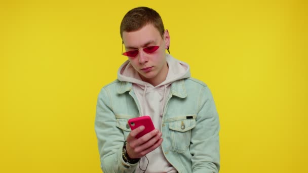 Menino adolescente usando telefone celular digitando novo post na web sms mensagem de navegação vício em redes sociais — Vídeo de Stock