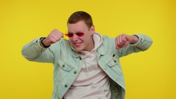 Veselý dospívající mladý muž poslech hudba tanec disco blbnutí kolem baví, gestikulace ruce — Stock video