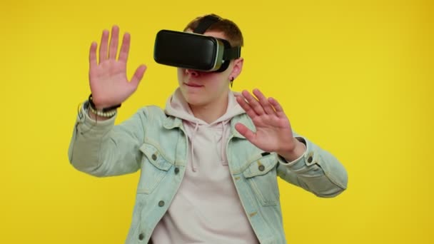 가상 현실의 미래 기술 VR 헤드셋 헬멧을 사용하여 시뮬레이션 3D 비디오 게임을 하는 사람 — 비디오