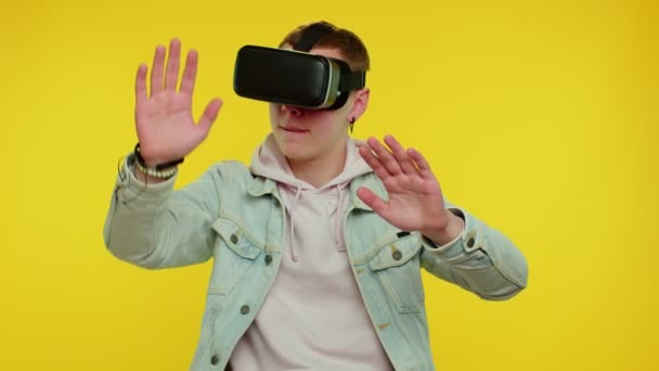 Homem usando tecnologia futurista realidade virtual VR capacete de fone de ouvido para jogar simulação 3D vídeo game — Vídeo de Stock