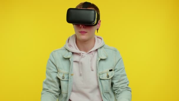 Homem usando tecnologia futurista realidade virtual VR capacete de fone de ouvido para jogar simulação 3D vídeo game — Vídeo de Stock