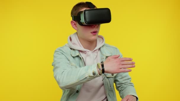 シミュレーション3Dビデオゲームをプレイするために仮想現実未来技術VRヘッドセットヘルメットを使用して男 — ストック動画
