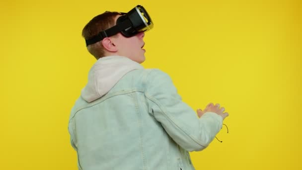 Homem usando tecnologia futurista realidade virtual VR capacete de fone de ouvido para jogar simulação 3D vídeo game — Vídeo de Stock