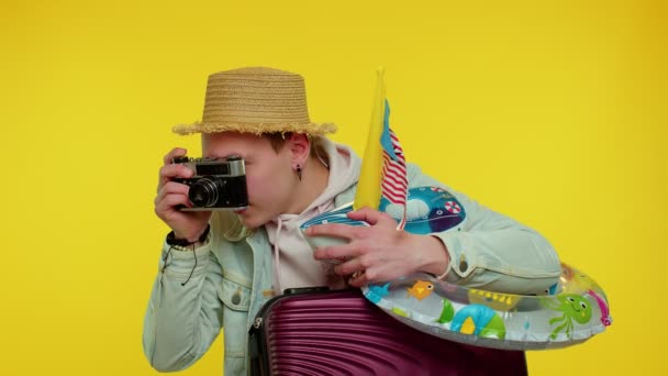 Hombre fotógrafo turístico tomando fotos en cámara retro y sonriendo, viajes, vacaciones de verano — Vídeos de Stock