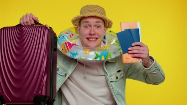Wakacje, turysta nastolatek podróżnik student świętowanie, posiadając paszport, bilety, bagaż — Wideo stockowe