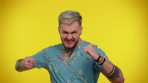 Trendiger Mann im T-Shirt brüllt, hebt die Fäuste in Geste Ich habe es getan, feiert den Erfolg, gewinnt — Stockvideo