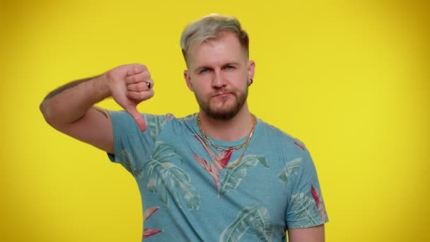 Αναστατωμένος άντρας με μοδάτο t-shirt που δείχνει τους αντίχειρες προς τα κάτω σημάδι χειρονομία, αποδοκιμασία, δυσαρεστημένος αντιπάθεια — Αρχείο Βίντεο