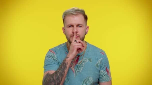 Mann drückt Zeigefinger an Lippen macht Schweigegegeste Zeichen verrät kein Geheimnis, shh leise sein — Stockvideo
