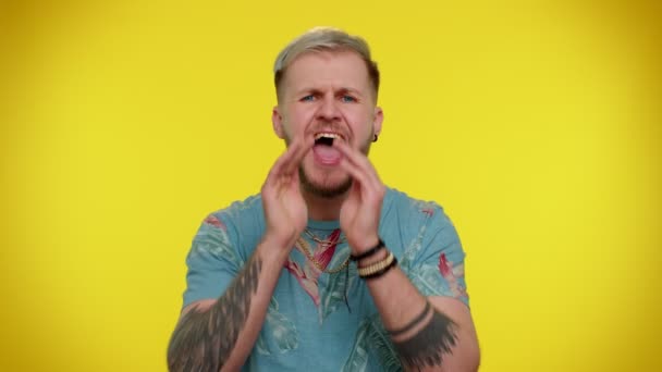 Mann schreit mit der Hand in der Nähe des Mundes winkt und grüßt mit der Hand, als jemand Hallo schreit — Stockvideo