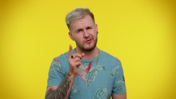 Mann schüttelt Finger und sagt Nein, sei vorsichtig, schimpfe, gebe Ratschläge, um Gefahr zu vermeiden Fehler — Stockvideo