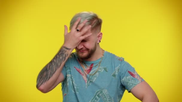 Zdenerwowany turysta stylowy człowiek robi gest dłoni twarzy, czuje się znudzony, rozczarowany w wyniku, złe wieści — Wideo stockowe