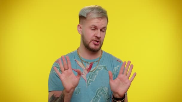पीले स्टूडियो पृष्ठभूमि पर आदमी उंगलियों को इंगित करते हुए खुद से पूछता है कि मुझे कौन नहीं धन्यवाद मुझे इसकी आवश्यकता नहीं है — स्टॉक वीडियो