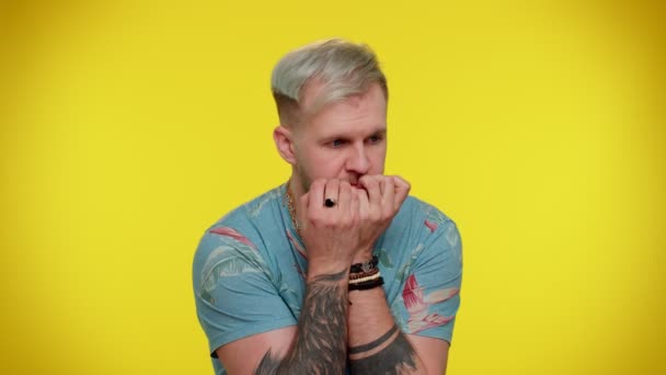 Junge ängstliche Mann beißt Nägel, das Gefühl nervös über ernsthafte Probleme, Stress und Angst — Stockvideo