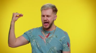 Elleriyle, dedikodularıyla, boş vaatleriyle saçma sapan hareketler yapan yorgun turist.