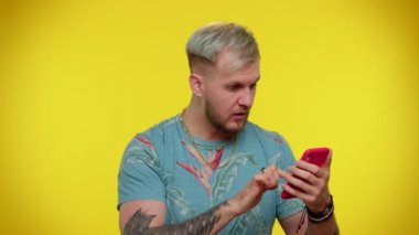 Turist cep telefonu kullanıyor, kaybediyor, beklenmedik piyango sonuçları, kötü şans, kayıp