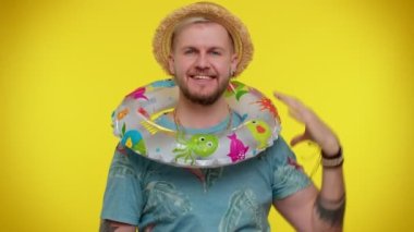 Gezgin turist yetişkin adam yüzme yüzüğüyle ve ördek oyuncağıyla dans ediyor hafta sonları seyahat ediyor.