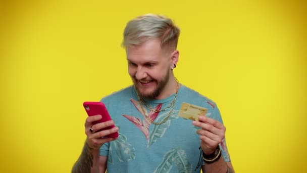 Mann benutzt Handy und Plastikkreditkarte, Surfen sagen wow ja herausgefunden großen Gewinn — Stockvideo