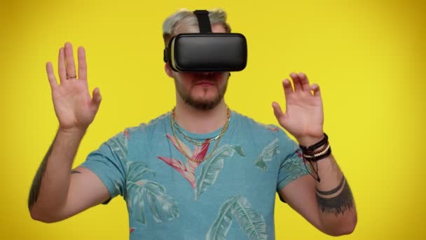 Man met behulp van virtual reality futuristische technologie VR-headset helm om te spelen simulatie 3D video game — Stockvideo