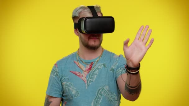 Человек, использующий футуристическую технологию виртуальной реальности VR шлем гарнитуры, чтобы играть в симуляцию 3D видеоигры — стоковое видео