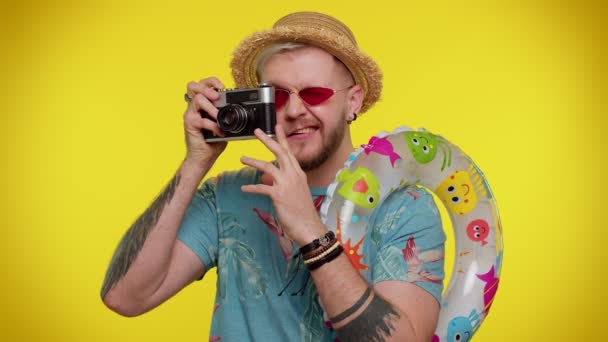 Человек туристический фотограф фотографирует на ретро-камеру и улыбается, путешествует, летние каникулы — стоковое видео