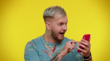 Mutlu, heyecanlı adam cep telefonu kullanıyor. 