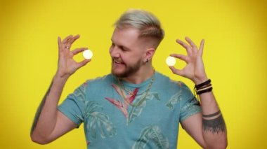 Sakallı adam altın paralar, kariyer, kripto para yatırımı, madencilik, gelecekteki teknoloji gösteriyor.