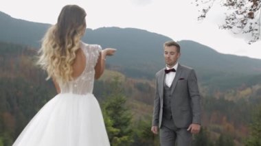 Güzel, genç, yeni evli gelin damadın dağ yamacında kucaklaşması mutlu bir düğün çifti ailesi aşık.