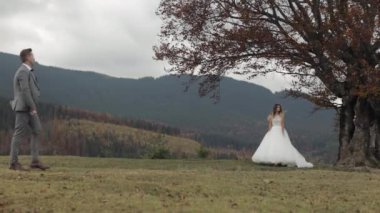 Sevgili Kafkas düğün çifti yeni evli gelin damat Dağ yamacında birlikte kalın.