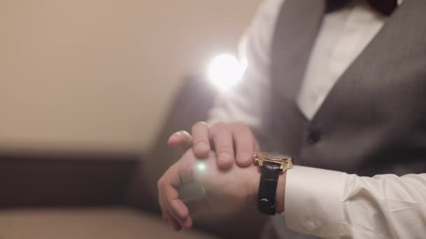 El hombre se puso el reloj de pulsera, vestidos de novio, hombre de negocios masculino esperando para la reunión, mano con reloj — Vídeos de Stock