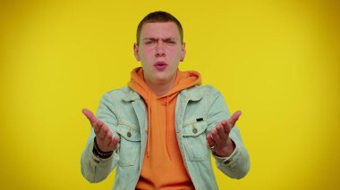 Öfkeli bir ifadeyle elini kaldıran bir adam neden başarısız olduğunu soruyor.