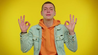 Tarz sahibi bir adam derin nefes alır. Mudra jesti ile. Yoğun düşüncelerle meditasyon yapar.