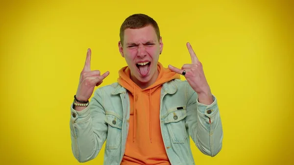 Alegre adolescente hombre mostrando rock n roll gesto por las manos, signo fresco, gritando sí con la cara loca — Foto de Stock