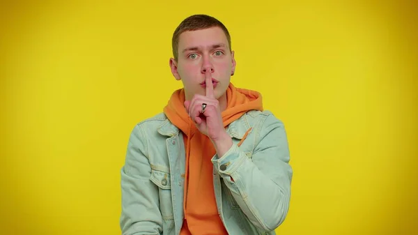 Mann drückt Zeigefinger an Lippen macht Schweigegegeste Zeichen verrät kein Geheimnis, shh leise sein — Stockfoto