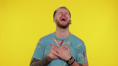 Genç adam saçma sapan anekdotlar dinledikten sonra kahkahalar atıyor, komik şakalar, kaygısız bir şekilde eğleniyor.