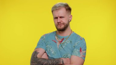 Tatminsiz trend adamı başarısızlık sebebini soruyor, inançsızlığını dile getiriyor, sıkılmış hissediyor.