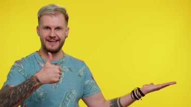 Boş yeri işaret eden adam, ticari metin için reklam alanı, ürün tanıtımı için kopya alanı