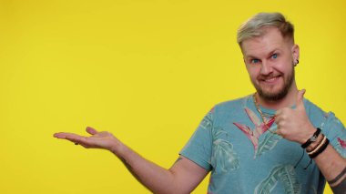 Boş yeri işaret eden adam, ticari metin için reklam alanı, ürün tanıtımı için kopya alanı