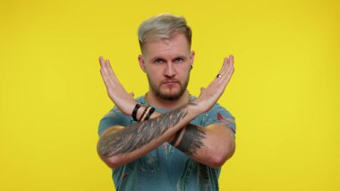 Adamın dediğine göre el ele tutuşmak yasakmış. Dur işareti, bitiş uyarısı, giriş yasakmış.