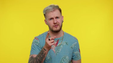 Adam parmağını sallıyor ve hayır diyor, dikkatli ol, azarlıyor, tehlike hatasından kaçınmak için tavsiye veriyor.