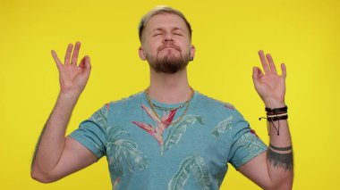 Tarz sahibi bir adam derin nefes alır. Mudra jesti ile. Yoğun düşüncelerle meditasyon yapar.